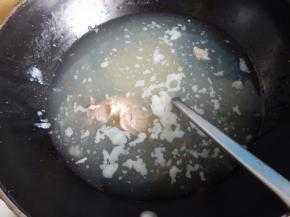鸭汤倒入锅里