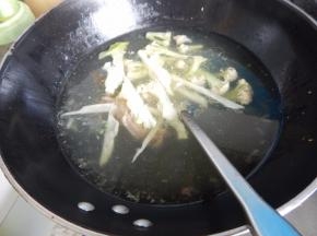 加入花菜根煮开