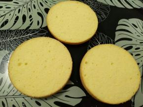 提前烤好一个戚风蛋糕胚，倒扣放凉，借助分片器，均匀的分成3片