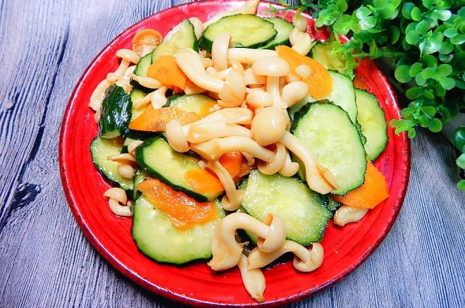 黄瓜凉拌白玉菇