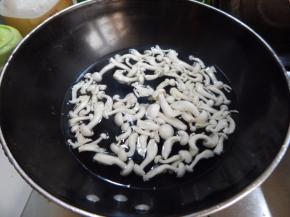 锅里加入水加入白玉菇煮