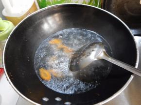 在把胡萝卜煮 一下
