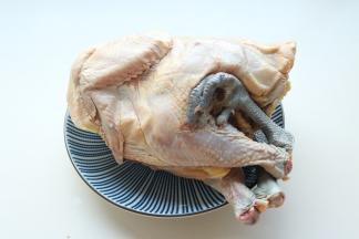 土鸡半只，洗净。