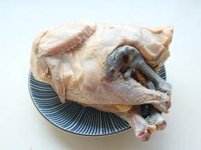 土鸡半只，洗净。