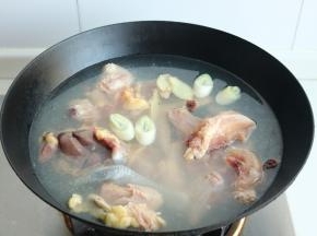 锅里加水，冷水加入鸡块，加入姜片和葱段，烧开后再煮2分钟去除血沫。
