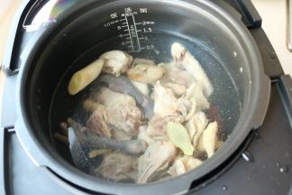 干净的鸡块放进苏泊尔鲜呼吸电压力锅内，并加入姜片和葱段。