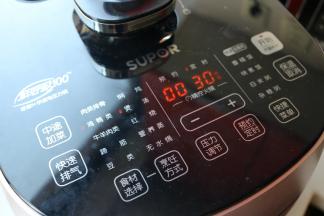 菜单选择鸡鸭类，煲汤，开启电压力锅。