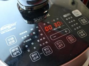 菜单选择鸡鸭类，煲汤，开启电压力锅。