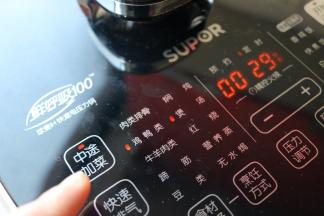 按下中途加菜按钮。压力锅开始工作咯。