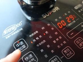 按下中途加菜按钮。压力锅开始工作咯。