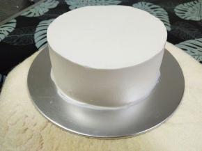 取150克淡奶油加15克细砂糖进行，摸面奶油打7分即可，稍微软点