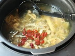 加入枸杞和适量盐调味。