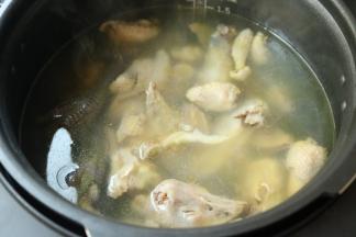 中途压力锅会泄压，打开盖子，加入蘑菇，再次按下开始键，工作至程序结束。