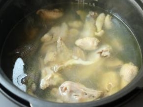 中途压力锅会泄压，打开盖子，加入蘑菇，再次按下开始键，工作至程序结束。