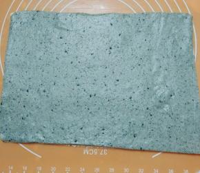 取一半面团加入黑芝麻粉，揉匀，擀成2~3mm的薄片