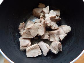 牛肉切成大块过一下料酒水