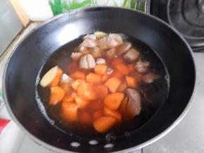 煮一个小时加入胡萝卜