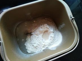 糖和盐对角分开放，加入冰水，加入欧包粉，加入酵母