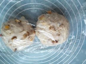 面团按压排气平均分成两份，盖保鲜膜醒10分钟