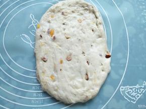 取一个面团擀开（如果粘手，可以摸少量玉米油）