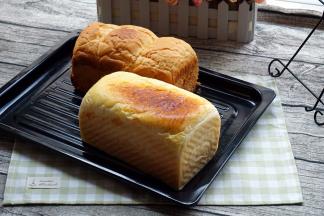 时间到出炉，敲一敲吐司盒侧面，再脱模放凉