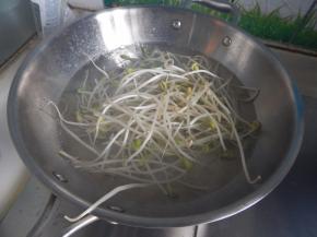 豆芽倒入热水里煮熟