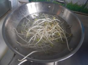 豆芽倒入热水里煮熟