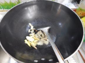 锅里加入油中入葱炒香