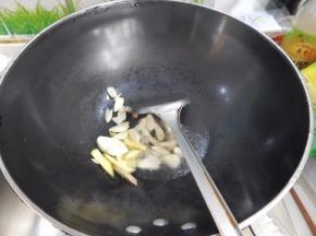 锅里加入油中入葱炒香