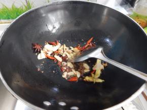 在加入大料炒匀