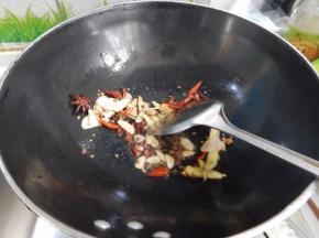 在加入大料炒匀