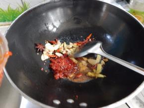 然后加入辣椒酱
