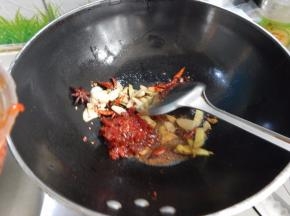 然后加入辣椒酱