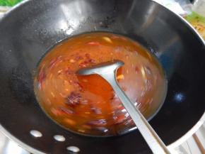 炒出红油加入清水