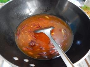 炒出红油加入清水