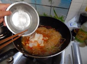 再次煮开加入腌好的鱼片