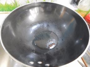 锅里加入油加入麻椒炸香