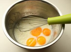 玉米油和牛奶混合，加入10克白糖，搅匀到差不多白糖融化，液体乳化状态。鸡蛋蛋白蛋黄分离，蛋黄加入到牛奶玉米油中。