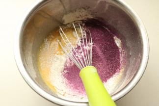筛入紫薯粉和低粉。