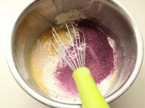 筛入紫薯粉和低粉。