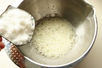 蛋白加一点点盐，几滴柠檬汁，打发到粗泡状态，加入剩下的所有白糖。