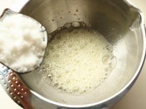 蛋白加一点点盐，几滴柠檬汁，打发到粗泡状态，加入剩下的所有白糖。