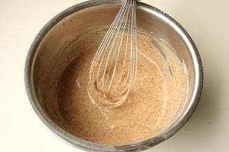 之字形混合均匀，避免起筋。做好的蛋黄糊放置一边待用。