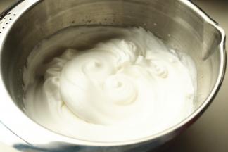 用电动打蛋器打发到中性偏干的状态，拉起打蛋头能看到短小而尖挺的小尖。