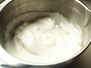 用电动打蛋器打发到中性偏干的状态，拉起打蛋头能看到短小而尖挺的小尖。