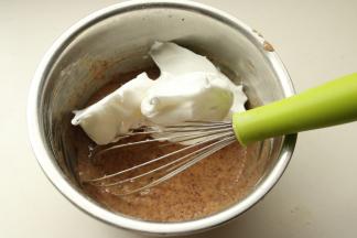 挖一部分蛋白到蛋黄糊里。