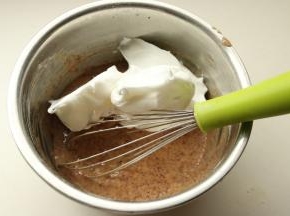 挖一部分蛋白到蛋黄糊里。