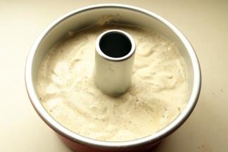 全部蛋糕糊倒入模具里，用大拇指按住烟囱，四指在模具两边，大力震一下模具，震出气泡。