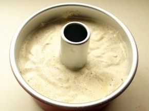 全部蛋糕糊倒入模具里，用大拇指按住烟囱，四指在模具两边，大力震一下模具，震出气泡。