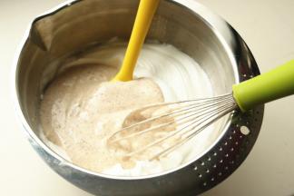 再倒回到剩下的蛋白霜里。